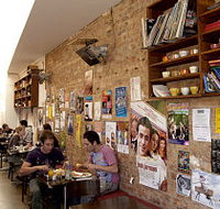 Las Chicas - Pubs and Clubs