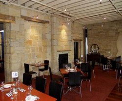 Customs House Waterfront Hotel - Pubs and Clubs 1