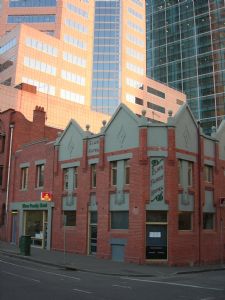 Elms Family Hotel - Pubs and Clubs 1