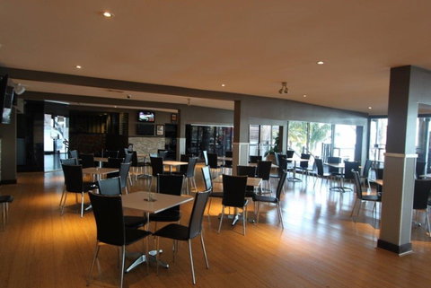 The Beachcomber Hotel - Pubs and Clubs 3