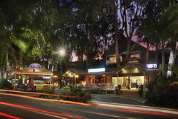 Apres Beach Bar & Grill - Palm Cove - Pubs and Clubs 3