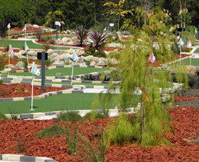 18 Hole Mini Golf - Club Husky - Go Out 0