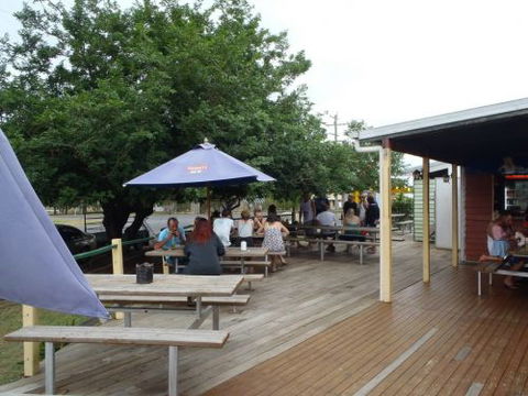 Maidenwell Hotel - Pubs and Clubs 2