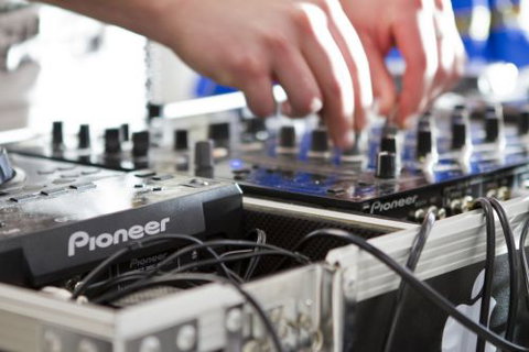 BarUp Unique Bar And DJ Hire - Go Out 0