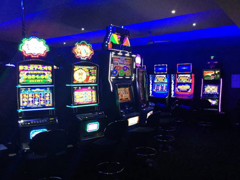 Sails Sports Bar - Pubs and Clubs 2