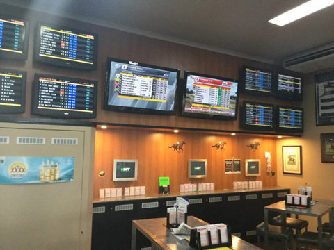 Sails Sports Bar - Pubs and Clubs 4