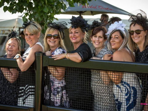 Foodies Race Day And Night Markets - Pubs and Clubs 2