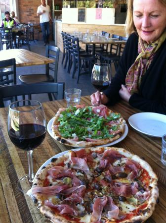 Bastoni Pizzeria - Go Out 0