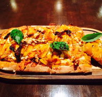 four hands pizza bar  grill - Go Out