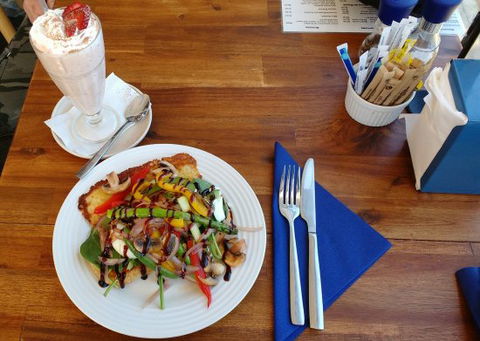 Brownie's On Budgewoi - Pubs and Clubs 0