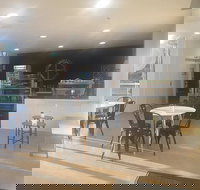 Avenue Perk - Pubs and Clubs