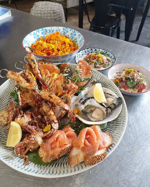 Pandanus Garden Bar And Restaurant - Go Out 1