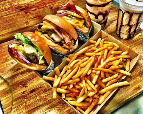 Chucks Burgers - Go Out 0