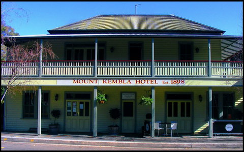 Mount Kembla Village Hotel - Go Out 0