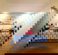 Cafe Bien - Pubs and Clubs