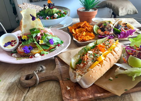 The Tiny Giant - Go Out 0