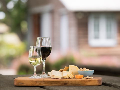 Clovely Estate Vineyard Cellar Door - Pubs and Clubs 0