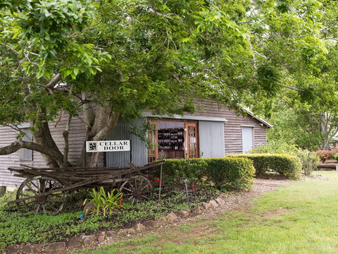 Clovely Estate Vineyard Cellar Door - Pubs and Clubs 1