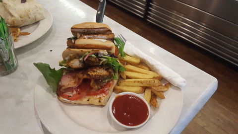 Delicious Fingers Burgers And Cafe - Go Out 0