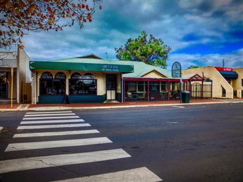 Cafe On Uduc - Pubs and Clubs 0