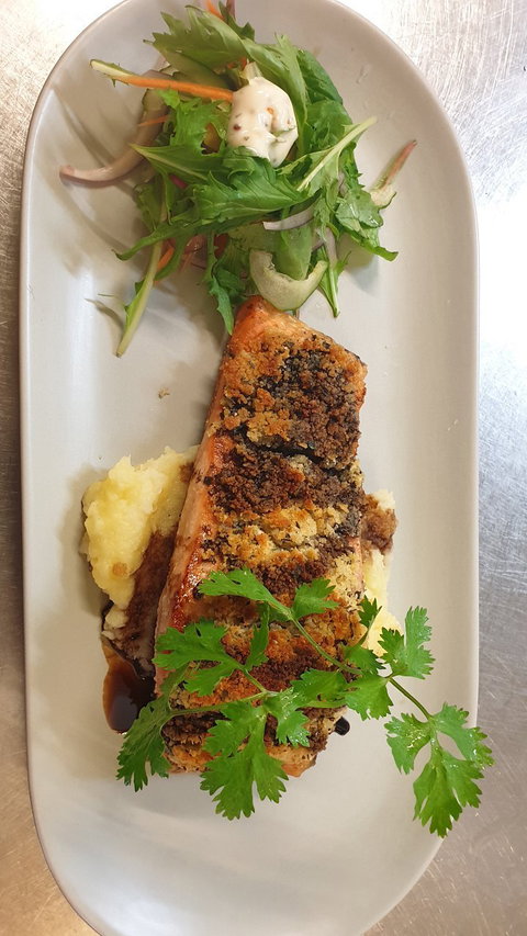 Mt Lyell Hotel Thai - European Bar And Restaurant - Go Out 8