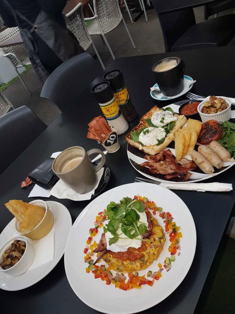 Gourmet Breakfast Cafe - Pubs and Clubs 4