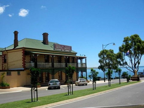 Streaky Bay Hotel - Go Out 0