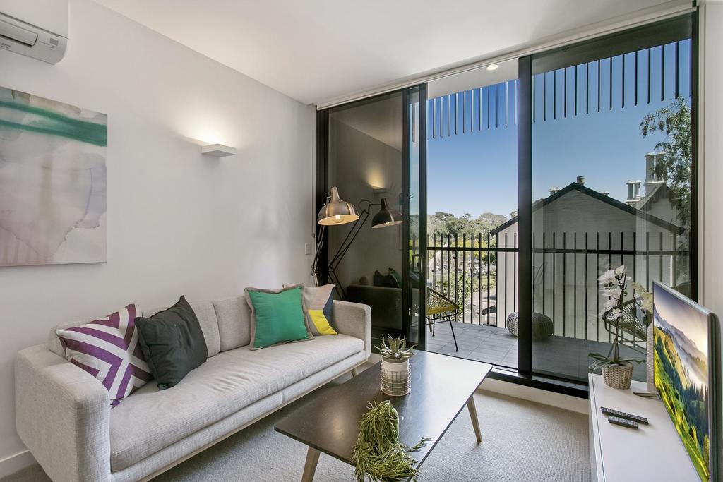 Bright Modern Apartment w Parking and Gym Near CBD Melbourne