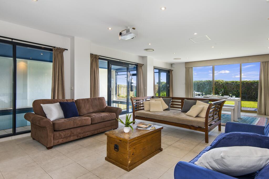 Bungan Beach House - heated indoor pool Newport