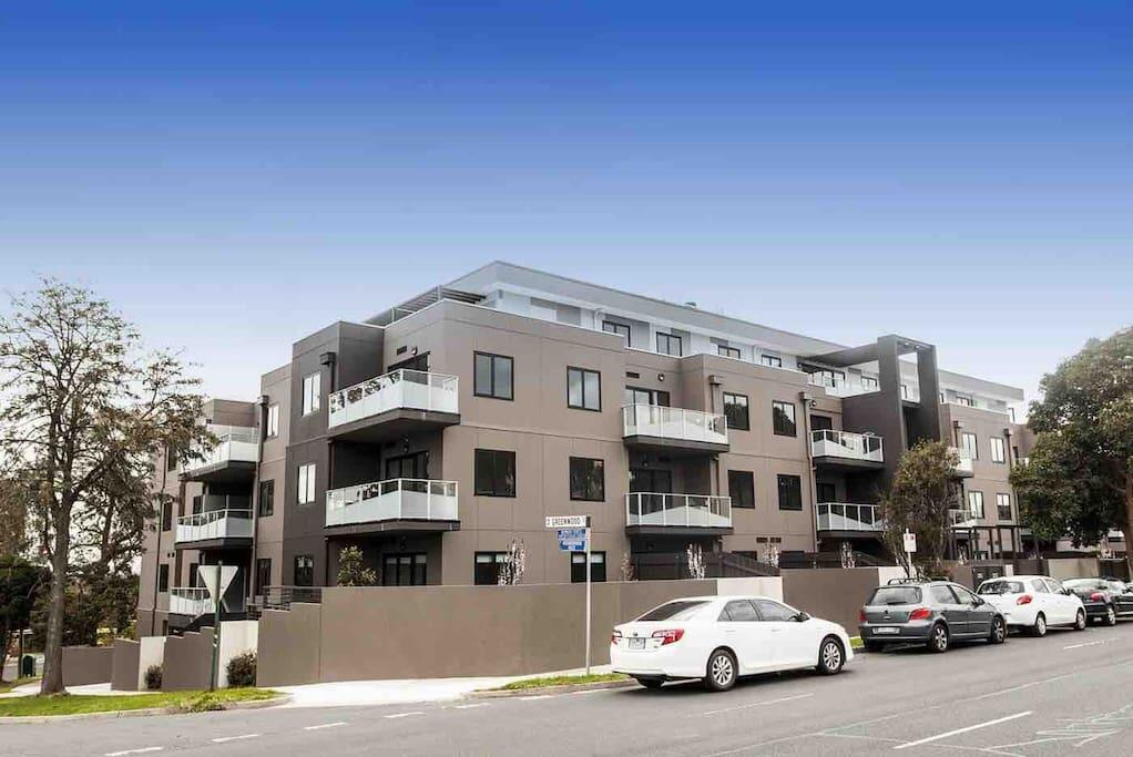 Deakin 2Bed 2Bath and Free parking Burwood