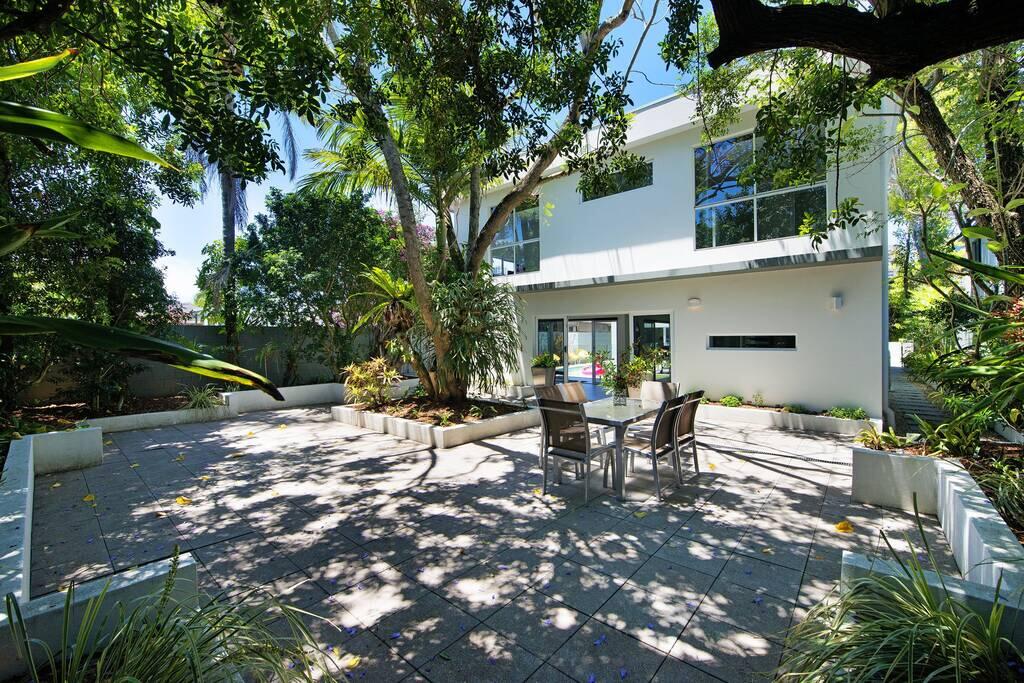 HOLIDAY HOME - 6 BEDROOMS CLOSE TO TOWN Surfers Paradise