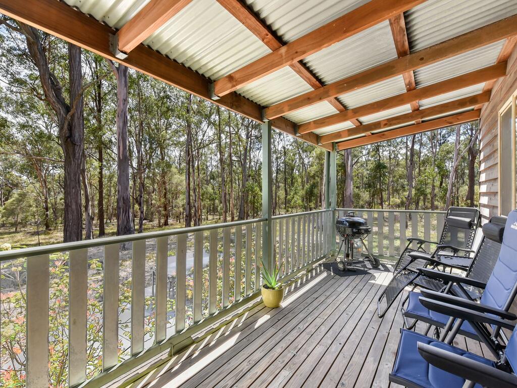 Kangaroo Cottage - cute Accom in bushland setting Ellalong