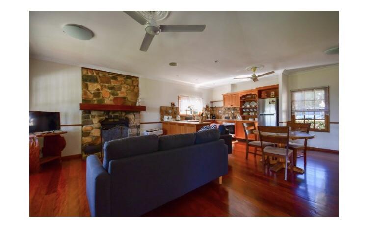 Lakefront holiday villa Yungaburra