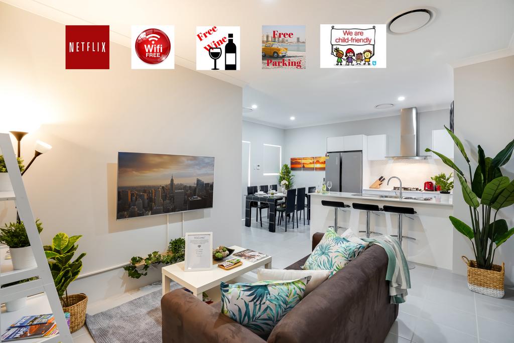 LUXURY HOUSE 10 MIN FROM BEACH WIFINETFLIX SLEEP 9 Balga
