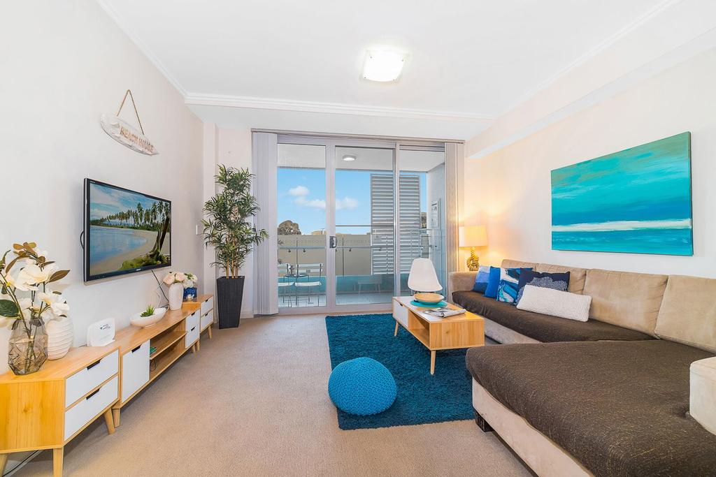 Near Airport  Train Station Stylish Two-Story Apartment Kogarah