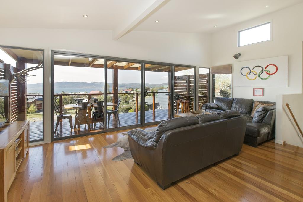 Ned Kelly's Retreat - Sophisticated style with modern convenience and magical outlook Jindabyne