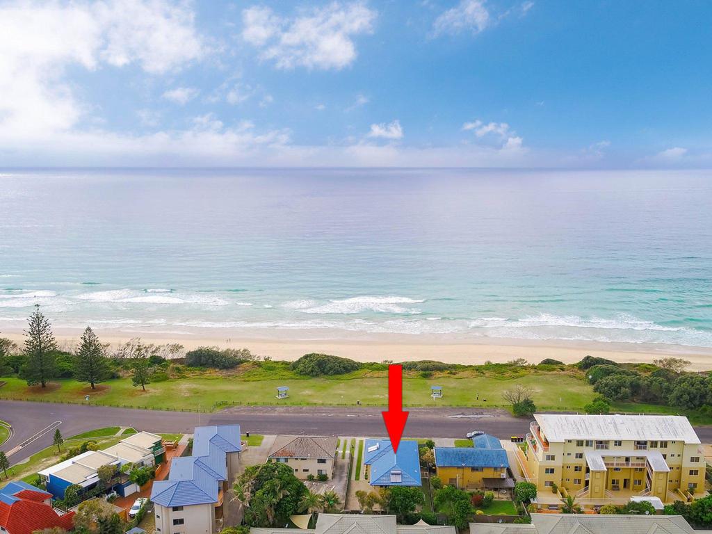 Pippi View 2 Top - across the road from the beach Yamba