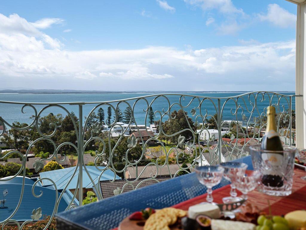 'Baylife Villa' 4a Warruga St - Large home with WIFI Netflix Aircon Linen  Spectacular Views Corlette