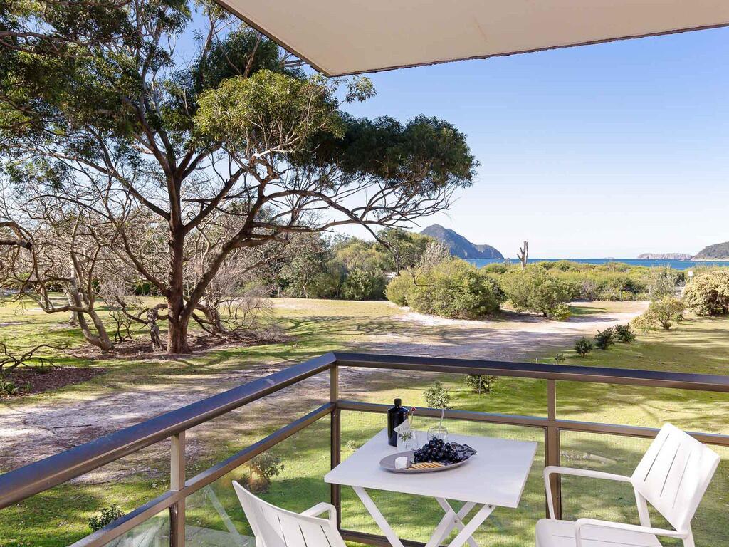 1 'Intrepid' 3 Intrepid Close - Amazing views of Shoal Bay only 100m from the Beach Nelson Bay