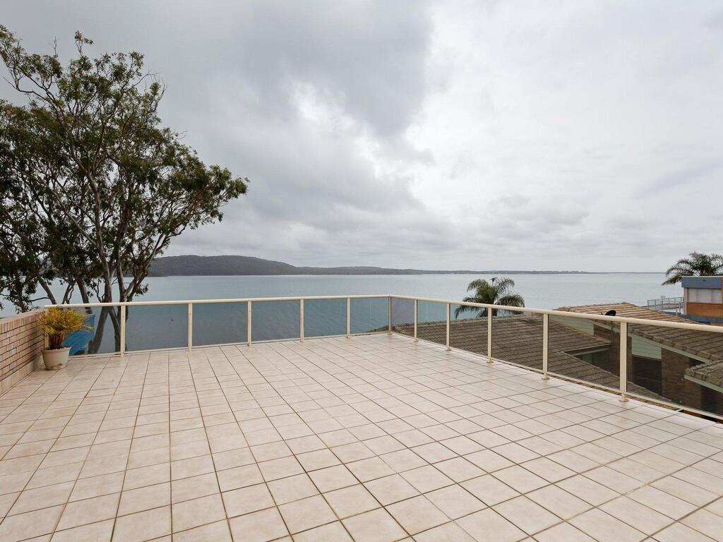 1 'Kooringal' 105 Soldiers Point Road - waterfront unit wth aircon Soldiers Point
