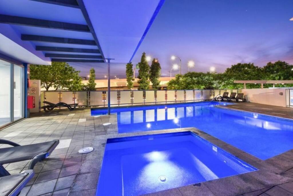 3br Stylish Apt CBD River  City Views SpaSaunaPoolNetflix Brisbane City
