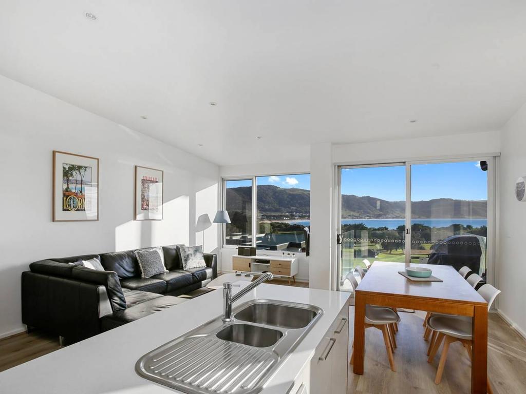 BAY VUE - top floor apartment amazing views Apollo Bay