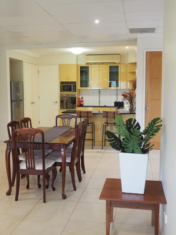 Bed and Breakfast with airport transfers and rental car Mount Ommaney