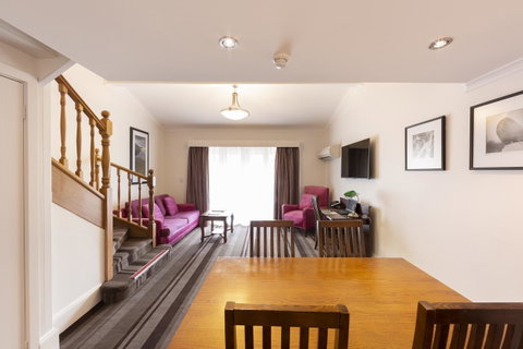 Mercure Canberra - Go Out 18