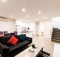 3BR Townhouse Double Garage walk to Lake Ginninderra - Pubs and Clubs