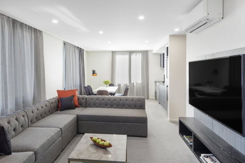Deco Hotel Canberra - Go Out 9