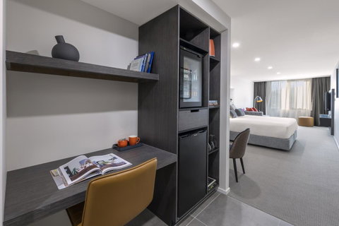 Deco Hotel Canberra - Go Out 7