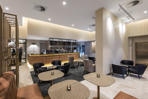 Deco Hotel Canberra - Go Out 3