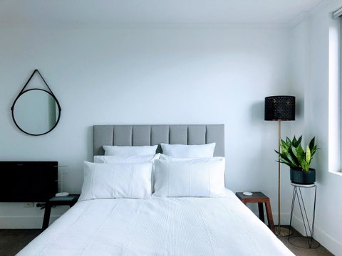 Staying Places - The Avenue - Go Out 16