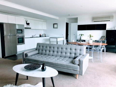 Staying Places - The Avenue - Go Out 18